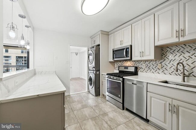 Building Photo - 3705 S George Mason Dr Unit 2403S Rental