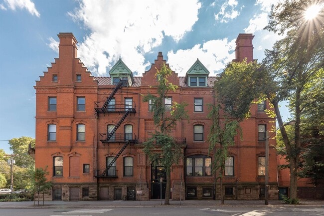 Building Photo - 297 Montgomery St Unit 2E