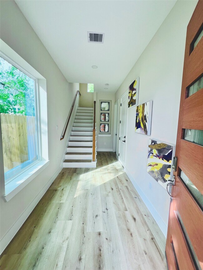 Photo - 3229 Tuam St