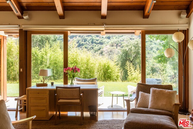 3626 Mandeville Canyon Rd