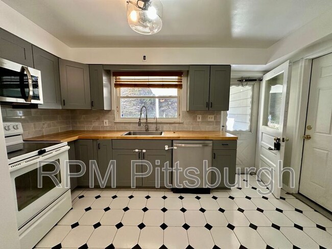 Photo - 208 Bridge St