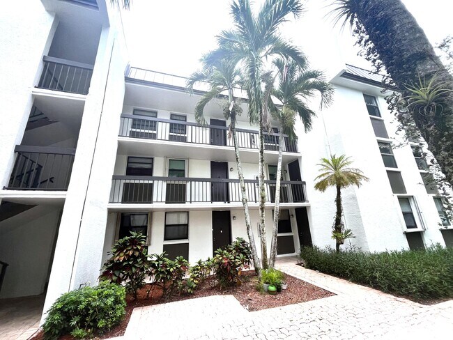 Building Photo - 8441 Forest Hills Dr Unit 302
