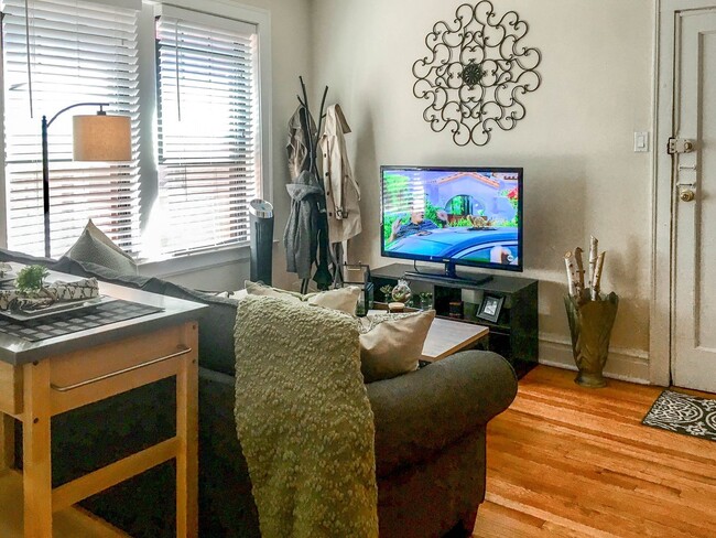 Photo - 4717 N Leavitt St Unidad 2