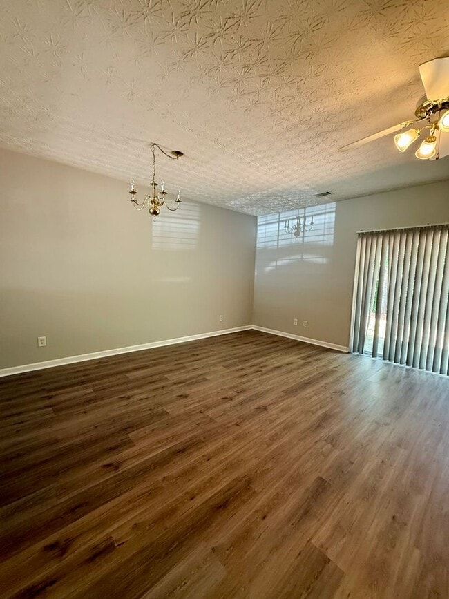 Photo - 3 bed/2.5 bath townhome near downtown Dawsonville