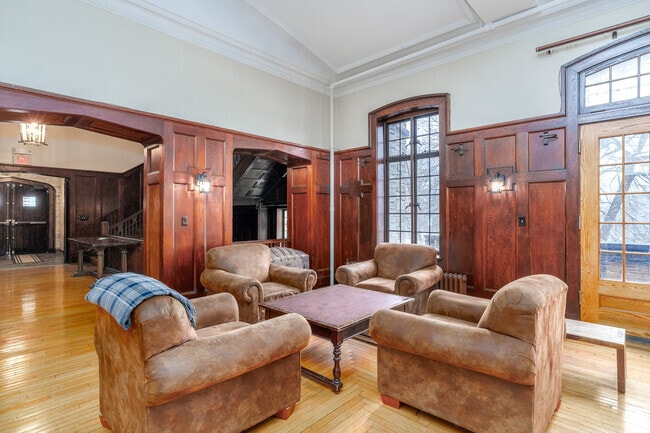 Sala comunitaria - 800 University Ave