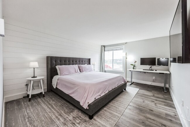 Photo - Queen Anne 2-Bed Condo with Parking & Pool! Unidad 103