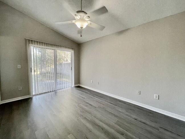 Photo - 2 BEDROOM 2 BATHROOM 1 CAR GARAGE IN BLOOMINGDALE !!!