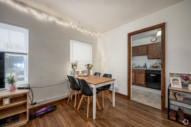 2 habitaciones, 1 baño - 1000 pies cuadrados - Comedor