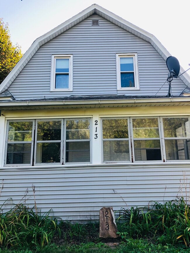 Front of house - 213 Moir St