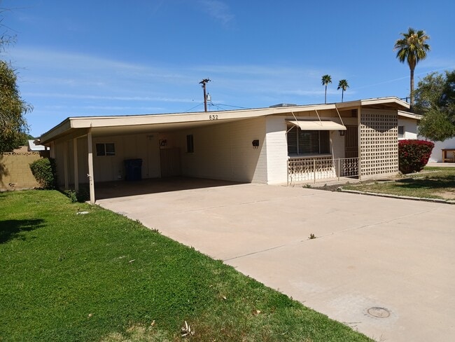 Photo - 832 W 16th St