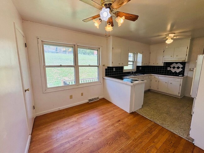 Photo - 115 Lucas St NE