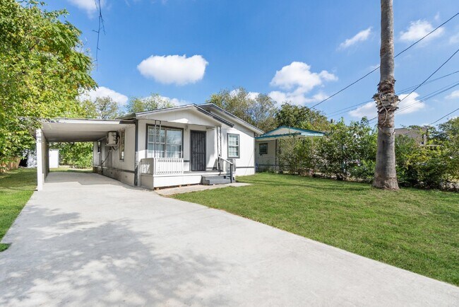 Photo - 433 Azucena St