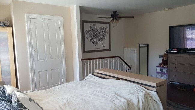 steps from bedroom to second floor - 117 S Walnut St Unidad Frnt