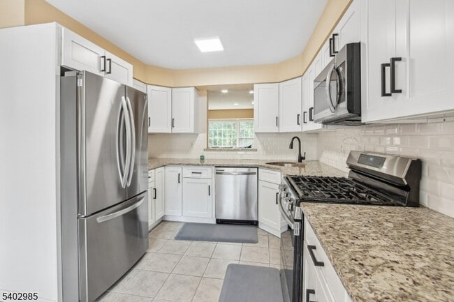 Photo - 4 Tow Path Cres