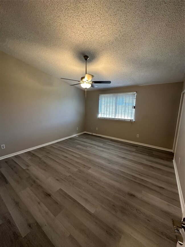Building Photo - 15935 Kenbrook Dr