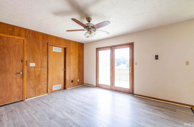 Photo - 601 N Smith Rd