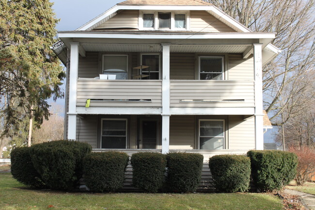 Large Front Porch - 351 S Walnut St Apartments