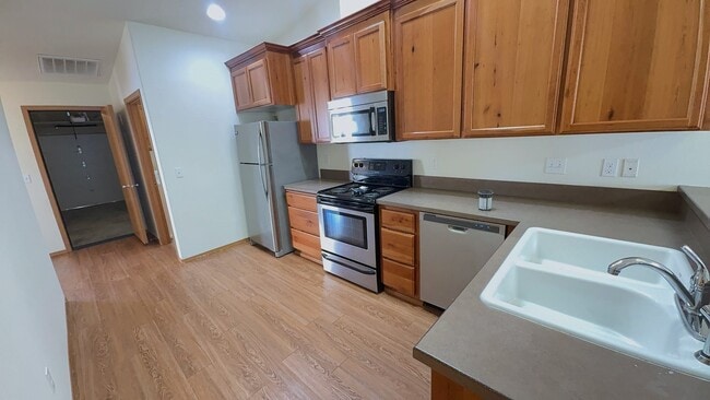 Building Photo - Eppcon04-636-638 Ecols St Unit 638