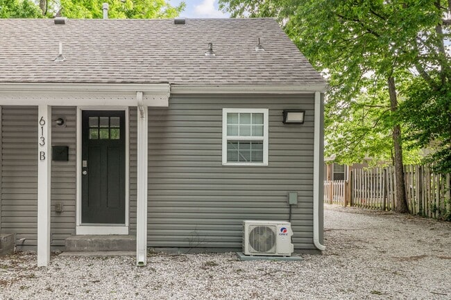 Building Photo - 613 W Madison St Unit B