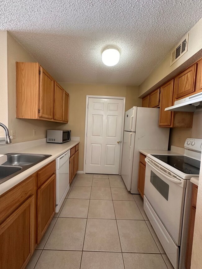 Building Photo - Spacious 1B/1B Unfurnished Condo near Beach in the Heart of Destin! Unit 46