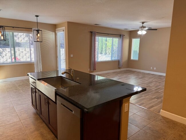 Photo - Lovely 3/2.5 in perfect location!