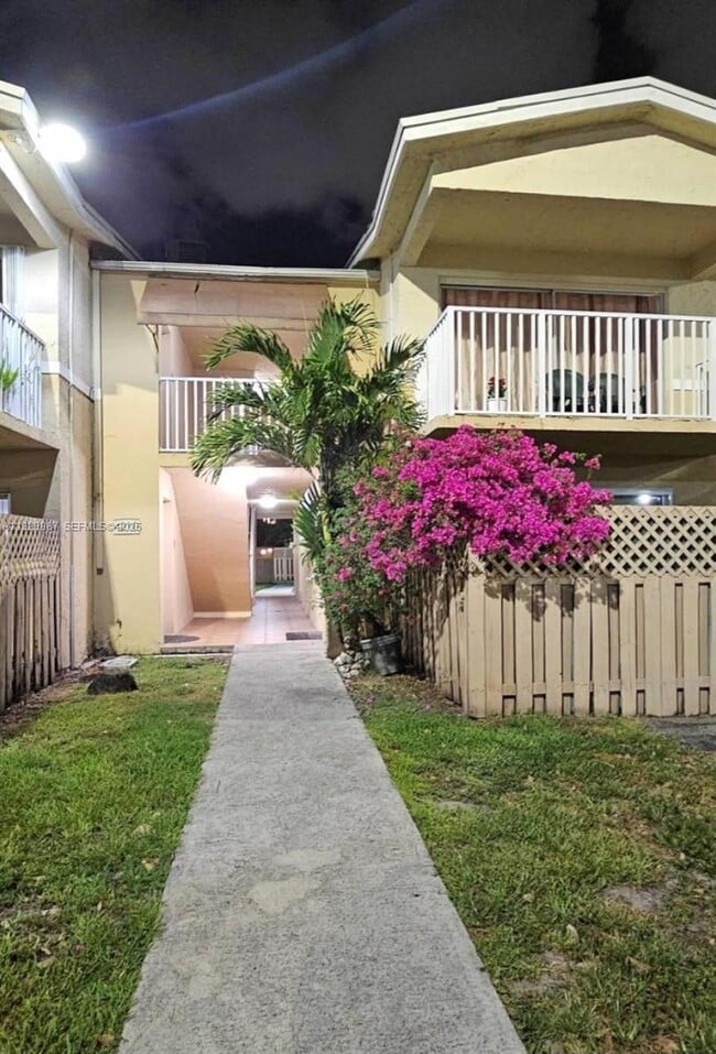 Building Photo - 4210 NW 79th Ave Unit 1E