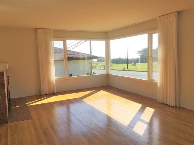 Photo - Spacious 2 Bedroom Home with Ocean Views