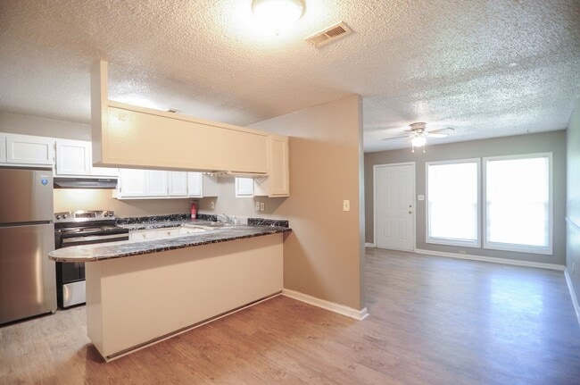 Photo - 2425 Tuxedo Dr NW