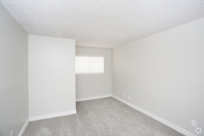 1BR, 1BA - 713 SF - 544 Southern Apartments