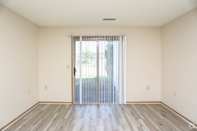 2BR, 2BA - 918SF - Living Room