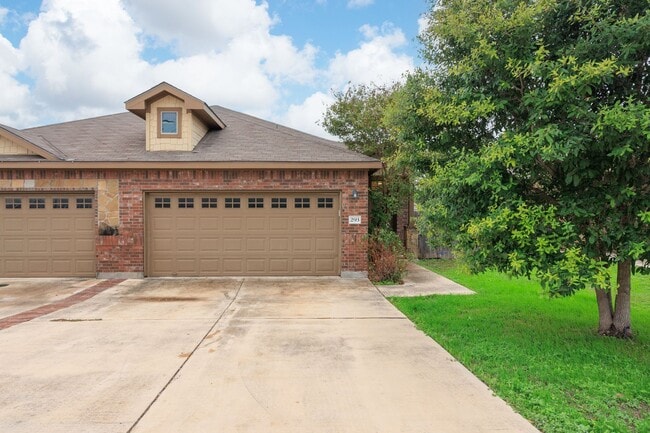 Building Photo - Beautiful 3 Bedroom Duplex in New Braunfels!!!