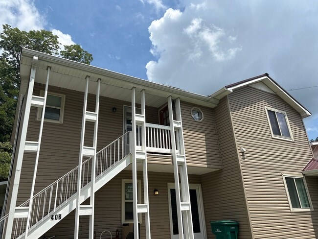 Building Photo - 408 3rd Ave NW Unit D