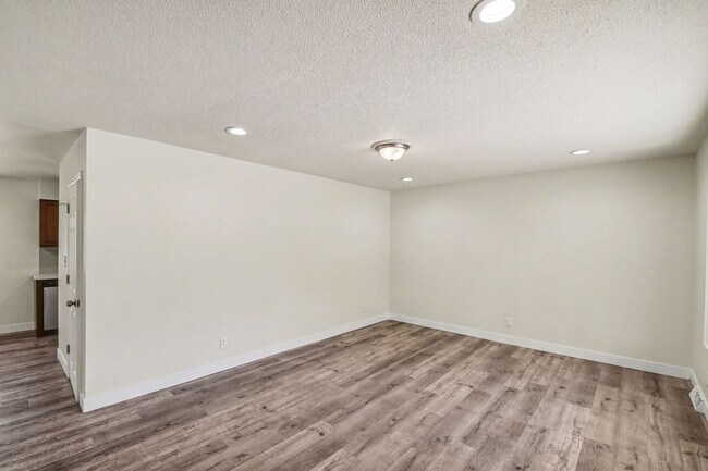 Photo - Students Welcome!! Updated 6 Bedroom, close to campus!! Flexible Move In Date (May, June, July or...