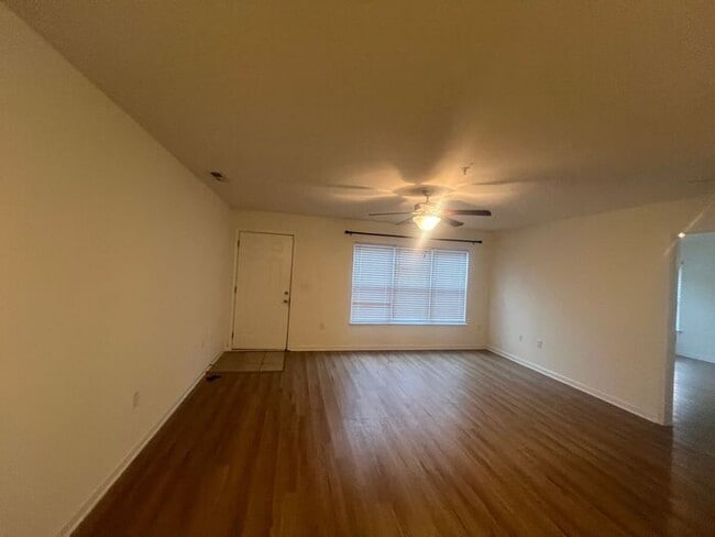 Building Photo - Central Wilmington, ground floor end Unit 101