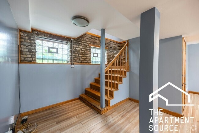 Building Photo - 1349 N Washtenaw Ave Unit 1S Rental