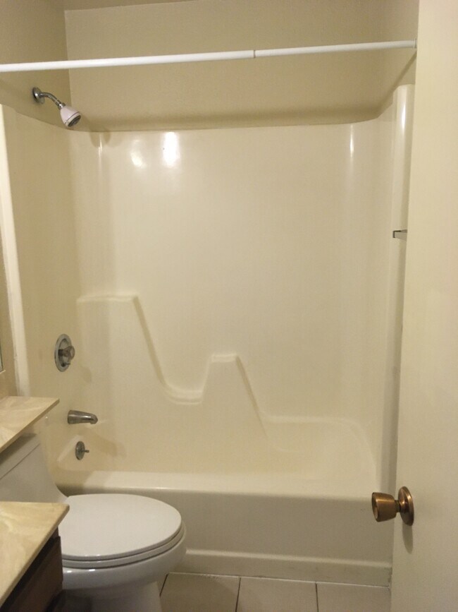 Bathroom tub - 2129 Ascot Dr Unit 19