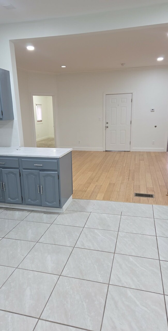 Photo - 1110 Lake St