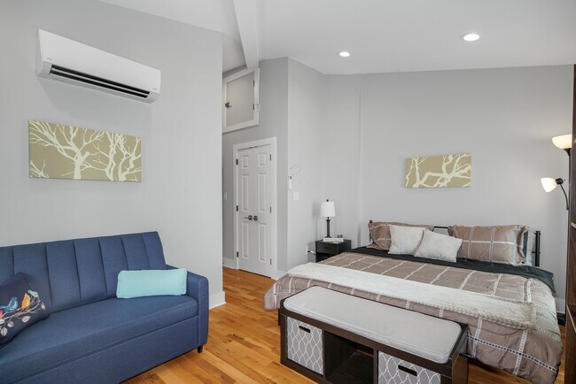 2049 E Hagert St Unit Upstairs