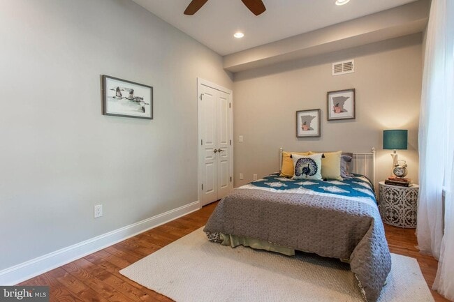 Habitación trasera del segundo piso - 1333 S Cleveland St Unidad Rear room 2nd floor