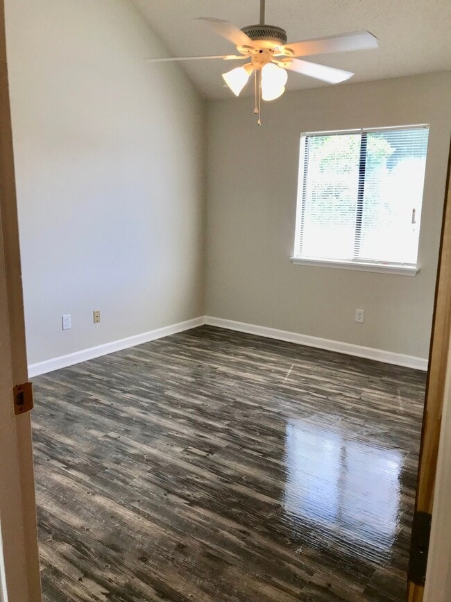 Building Photo - Golf Colony 2 Bed/2 Bath Loft Style Condo
