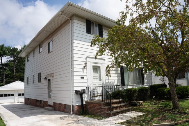 Building Photo - 11021 Lincoln Ave Rental