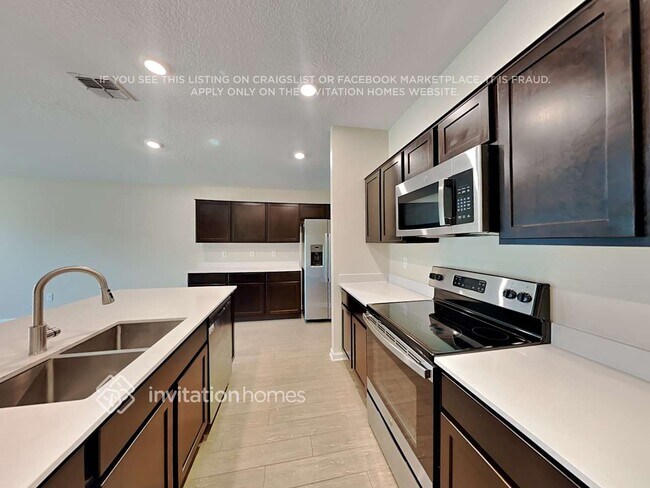 Photo - 978 Caitlin Loop