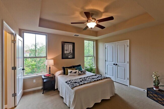 Photo - 807 E 47th St