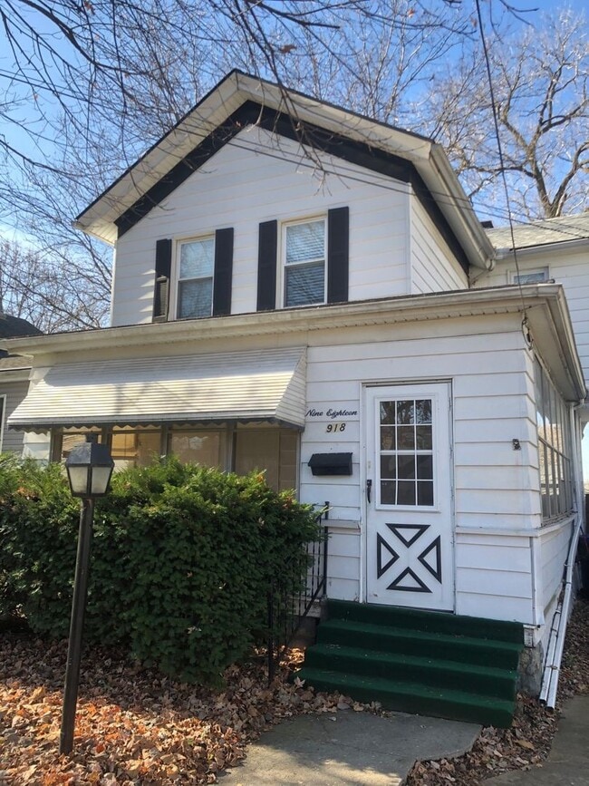 Building Photo - 2 Bedroom House with Fenced in Yard!