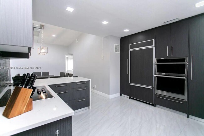 Photo - 800 Hollywood Blvd