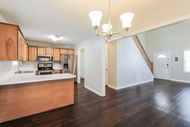 Photo - 245 Heritage Cir E