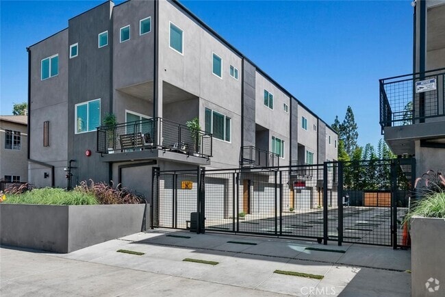 Building Photo - 13538 Vanowen St Rental