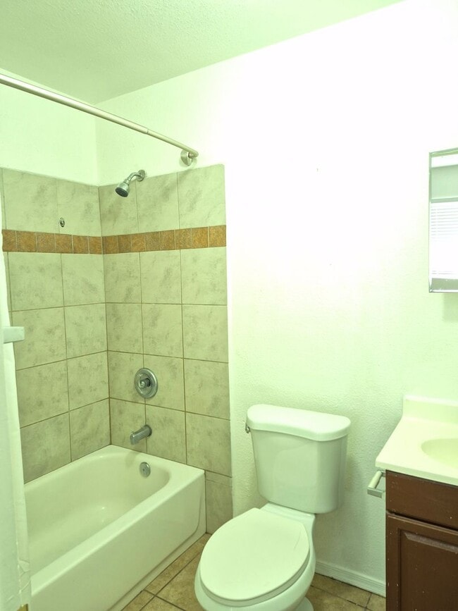 Photo - Refreshed 3 Bed/2 Bath Duplex Unit 2