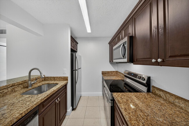 Building Photo - 913 Meadows Cir Rental