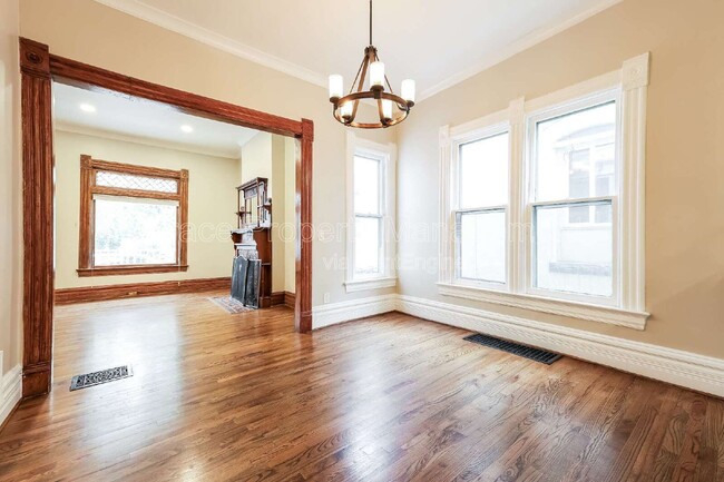 212 W Irvington Pl